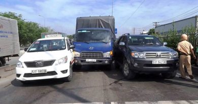 Xe tải mất kiểm soát giữa đường phố Sài Gòn khiến 2 người chết đứng