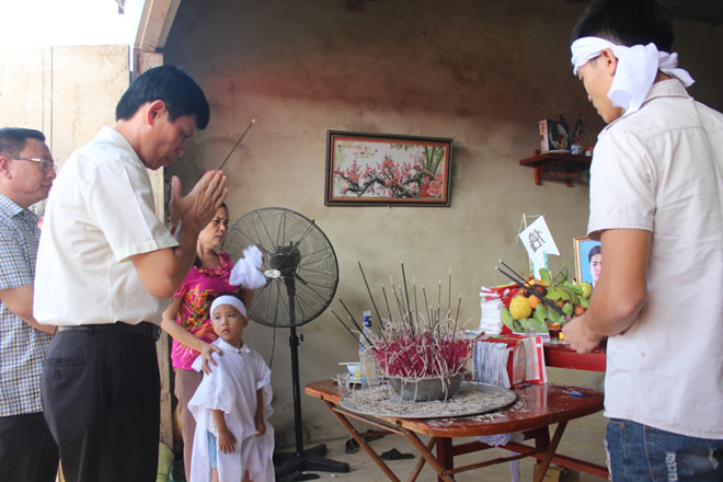 Ông Lê Anh Tuấn, Phó chủ tịch UBND tỉnh Thanh Hóa (bìa trái), tới chia sẻ, động viên gia đình gặp nạn