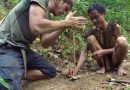 Người cha đem đứa con 2 tuổi vào rừng tránh chiến tranh, 40 năm sau mới tìm thấy họ