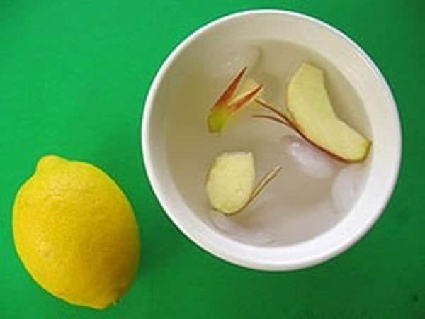Dùng nước cốt chanh hoặc giấm